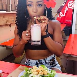 Meet your Posher, Alexis